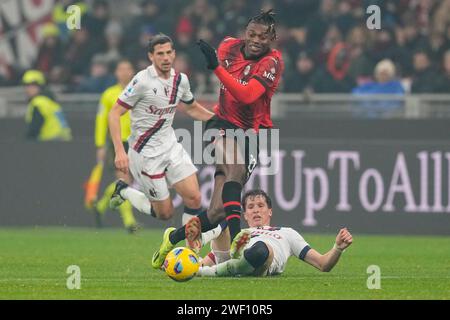 Milan, Italie. 27 janvier 2024. Giovanni Fabbian de Bologne, en bas, tente de s'attaquer à Rafael Leao de l'AC Milan lors du match de soccer Serie A entre l'AC Milan et Bologne au stade San Siro, à Milan, Italie, samedi 27 janvier, 2024. (AP photo/Antonio Calanni) crédit : LaPresse/Alamy Live News Banque D'Images