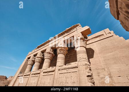 Têtes de colonne égyptiennes à Mammisi qui est une ancienne petite chapelle égyptienne connue sous le nom de maison natale, à côté du temple de Hathor dans le complexe Dendera Banque D'Images