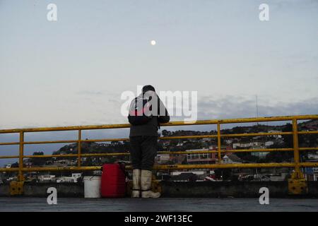 Tongoy, Coquimbo, Chili. 27 janvier 2024. Un pêcheur observe les bateaux depuis le quai de Tongoy, au Chili, au lever du soleil. (Image de crédit : © Matias Basualdo/ZUMA Press Wire) USAGE ÉDITORIAL SEULEMENT! Non destiné à UN USAGE commercial ! Banque D'Images