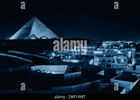 Gizeh, Egypte - 24 décembre 2023 : la Grande Pyramide Khoufou (Pyramide de Khéops) est la plus ancienne et la plus grande des trois pyramides de Gizeh la nuit Banque D'Images