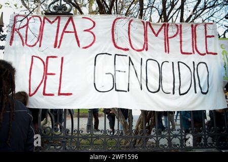 Rome, Italie. 27 janvier 2024. La bannière avec l'écriture ''Roma3 complice du génocide'' (Roma Tre est une université à Rome) lors de la manifestation en faveur du peuple palestinien à l'occasion de la Journée de commémoration des victimes de l'Holocauste à Rome. Crédit : ZUMA Press, Inc./Alamy Live News Banque D'Images