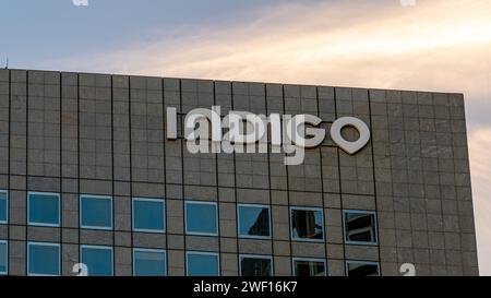 Enseigne et logo sur le bâtiment du siège social Indigo. Indigo Group (anciennement Vinci Park) est une société française spécialisée dans le stationnement de véhicules Banque D'Images