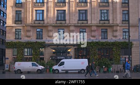 Bruxelles, Belgique. 26 janvier 2024. Près de la station de métro Roger. Architecture belge. Façade du restaurant Serra à Bruxelles Banque D'Images