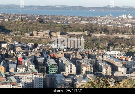 Édimbourg, Écosse - 17 janvier 2024 - magnifique paysage urbain d'Édimbourg et docks de Leith avec la ligne d'horizon vue du sommet des rochers de Salisbury. Destinations i Banque D'Images