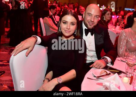 Kim Gloss und Ehefrau Alexander Beliaikin feiern beim 26. Presseball Berlin im Hotel Titanic à Berlin, Am 27.01.2024 26. Presseball Berlin *** Kim Gloss et son épouse Alexander Beliaikin célèbrent au Press ball Berlin 26 à l'Hôtel Titanic à Berlin, le 27 01 2024 26 Press ball Berlin Photopress Mueller Banque D'Images