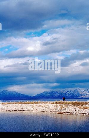 Cyclistes en tandem sur la route d'accès à travers Great Salt Lake vers Antelope Island State Park ; Salt Lake City ; Utah ; États-Unis Banque D'Images