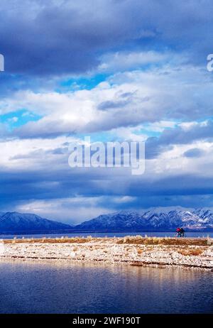 Cyclistes en tandem sur la route d'accès à travers Great Salt Lake vers Antelope Island State Park ; Salt Lake City ; Utah ; États-Unis Banque D'Images