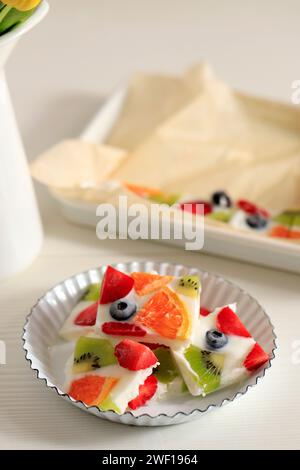 Écorce de yaourt congelée, yaourt grec avec divers garnitures de fruits frais. Bar à yaourts maison sain Banque D'Images