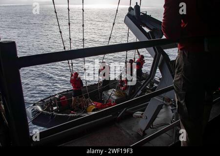 240125-N-FK754-1019 PACIFIC OCEAN (25 janvier 2024) des marins soulèvent un bateau gonflable à coque rigide (RHIB) au cours d'un exercice homme à la mer à bord du porte-avions de classe Nimitz USS Abraham Lincoln (CVN 72). Le Abraham Lincoln Carrier Strike Group est en cours dans la zone d'opérations de la 3e flotte américaine, menant un entraînement tactique avancé qui augmente la capacité de combat et la compétence tactique dans tous les domaines. (Photo de l'US Navy par Eduardo A. Torres, spécialiste des communications de masse de 3e classe) Banque D'Images