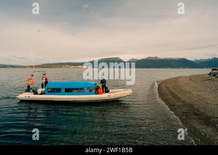 Ushuaia, Argentine - 2 décembre 2023 bateaux de pêche rustiques garés au port de puerto almanza,. Photo de haute qualité Banque D'Images