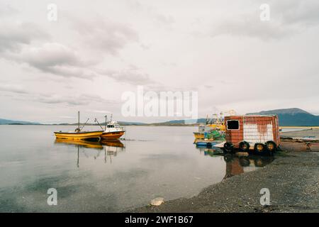 Ushuaia, Argentine - 2 décembre 2023 bateaux de pêche rustiques garés au port de puerto almanza,. Photo de haute qualité Banque D'Images