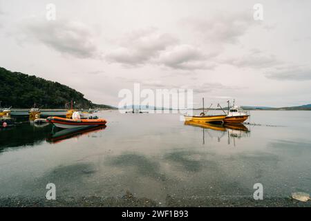 Ushuaia, Argentine - 2 décembre 2023 bateaux de pêche rustiques garés au port de puerto almanza,. Photo de haute qualité Banque D'Images