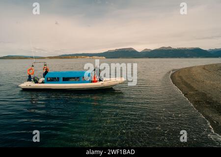 Ushuaia, Argentine - 2 décembre 2023 bateaux de pêche rustiques garés au port de puerto almanza,. Photo de haute qualité Banque D'Images