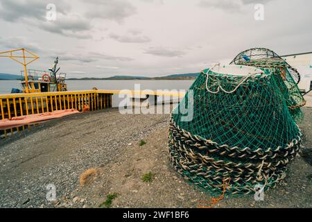 Ushuaia, Argentine - 2 décembre 2023 bateaux de pêche rustiques garés au port de puerto almanza,. Photo de haute qualité Banque D'Images