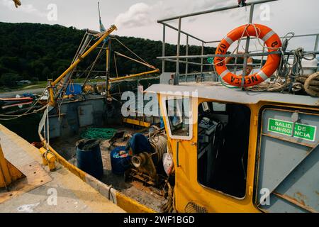 Ushuaia, Argentine - 2 décembre 2023 bateaux de pêche rustiques garés au port de puerto almanza,. Photo de haute qualité Banque D'Images