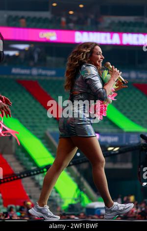 Amsterdam, pays-Bas, 27 janvier 2024. Daniela Mercury se produit avec la participation d’Olodum à la 9e édition de CarnaUOL à Allianz Parque, Sao Paulo, Brésil, le 27 janvier 2024. CarnaUOL présente un programme incontournable avec 7 spectacles, des invités spéciaux et plus de 8 heures de fête. Daniela Mercury, Monobloco, Joelma, DJ Barbara Labres, Maiara & Maraisa, prennent la scène et dynamisent le public. Banda Eva et Gloria Groove, ainsi que des invités spéciaux. (Photo de Leco Viana/Thenews2/NurPhoto) crédit : NurPhoto SRL/Alamy Live News Banque D'Images