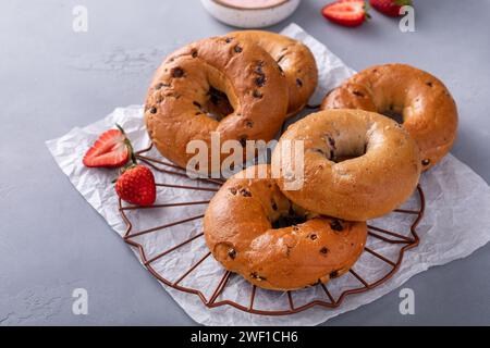 Bagels servis avec fromage à la crème aux fraises et fraises fraîches pour le petit-déjeuner Banque D'Images