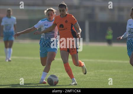 Cercola, Italie. 27 janvier 2024. Agnese Bonfantini du FC Internazionale concourt pour le ballon avec Martina di Bari du SSC Napoli lors du match Serie A Women entre Napoli Femminile et FC Internazionale au stade Giuseppe Piccolo le 27 janvier 2024 à Cercola, italie Note finale 2-3 (photo Agostino Gemito/Pacific Press) crédit : Pacific Press Media production Corp./Alamy Live News Banque D'Images