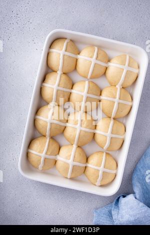 Pains croisés chauds prêts à être cuits dans une casserole avec motif croisé sur le dessus Banque D'Images