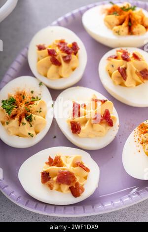Œufs vieillis au paprika et au bacon, idée apéritif pour le brunch de Pâques Banque D'Images