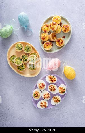 Brunch de Pâques hors-d'œuvre œufs diablés et mini quiches, idées de recettes de Pâques Banque D'Images