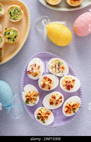 Brunch de Pâques hors-d'œuvre œufs diablés et mini quiches, idées de recettes de Pâques Banque D'Images