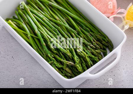 Les jeunes asperges blanchies dans une poêle, recette pour le brunch de Pâques ou le dîner Banque D'Images