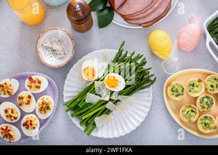 Asperges cuites servies avec du parmesan rasé et des œufs durs pour le brunch de Pâques Banque D'Images