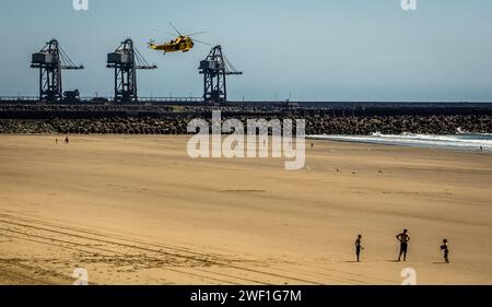 Hélicoptère survolant Aberafan Beach - 2013 Banque D'Images