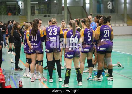 Gijon, Espagne. 27 janvier 2024. Gijón, Espagne, le 27 janvier 2024 : les joueurs de Motive.co Gijón Balonmano la Calzada reçoivent les dernières instructions lors de la 15e Journée de la Liga Guerreras Iberdrola 2023-24 entre Motive.co Gijón Balonmano la Calzada et Conserbas Orbe Rubensa BM . Porriño, le 27 janvier 2024, au Pavillon Arena, à Gijón, Espagne. (Photo Alberto Brevers/Pacific Press) crédit : Pacific Press Media production Corp./Alamy Live News Banque D'Images