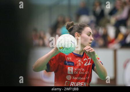 Gijon, Espagne. 27 janvier 2024. Gijón, Espagne, 27 janvier 2024 : Rubensa BM, joueur de Conservbas Orbe. Porriño, Paulina Pérez (22) avec le ballon lors de la 15e Journée de la Liga Guerreras Iberdrola 2023-24 entre Motive.co Gijón Balonmano la Calzada et Conserbas Orbe Rubensa BM. Porriño, le 27 janvier 2024, au Pavillon Arena, à Gijón, Espagne. (Photo Alberto Brevers/Pacific Press) crédit : Pacific Press Media production Corp./Alamy Live News Banque D'Images