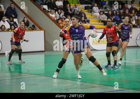 Gijón, Espagne. 27 janvier 2024. La joueuse de Motive.co Gijón Balonmano la Calzada, Paula María Valdivia (8) tire au but lors de la 15e Journée de la Liga Guerreras Iberdrola 2023-24 entre Motive.co Gijón Balonmano la Calzada et Conserbas Orbe Rubensa BM. Porriño, le 27 janvier 2024, au Pavillon Arena, à Gijón, Espagne. (Photo Alberto Brevers/Pacific Press) crédit : Pacific Press Media production Corp./Alamy Live News Banque D'Images