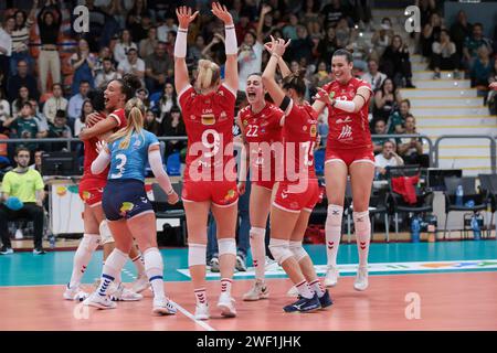 Séville, Espagne. 27 janvier 2024. SÉVILLE, ESPAGNE - JANVIER 27 : juin Davenport Alexandra de Avarca de Menorca célèbre sa victoire lors de la demi-finale du match de la coupe de la Reine de Volleyball entre Avarca de Menorca et DSV CV Sant Cugat à Pabellon Los Montecillos le 27 janvier 2024 à Séville, Espagne. (Image de crédit : © Jose Luis Contreras/DAX via ZUMA Press Wire) USAGE ÉDITORIAL SEULEMENT! Non destiné à UN USAGE commercial ! Crédit : ZUMA Press, Inc./Alamy Live News Banque D'Images