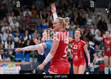 Séville, Espagne. 27 janvier 2024. SÉVILLE, ESPAGNE - JANVIER 27 : juin Davenport Alexandra de Avarca de Menorca célèbre sa victoire lors de la demi-finale du match de la coupe de la Reine de Volleyball entre Avarca de Menorca et DSV CV Sant Cugat à Pabellon Los Montecillos le 27 janvier 2024 à Séville, Espagne. (Image de crédit : © Jose Luis Contreras/DAX via ZUMA Press Wire) USAGE ÉDITORIAL SEULEMENT! Non destiné à UN USAGE commercial ! Crédit : ZUMA Press, Inc./Alamy Live News Banque D'Images