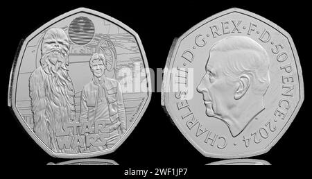 La 4e pièce de la série Star Wars 50p est la 2024 50p avec Chewbacca & Han Solo. L'avers représente le roi Charles III de Martin Jennings Banque D'Images