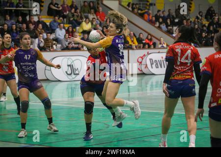 Gijon, Asturies, Espagne. 27 janvier 2024. GijÃ³n, Espagne, 27 janvier 2024 : la joueuse de Motive.co GijÃ³n Balonmano la Calzada, Marta da Silva (19) tire au but lors de la 15e Journée de la Liga Guerreras Iberdrola 2023-24 entre Motive.co GijÃ³n Balonmano la Calzada et Conserbas Orbe Rubensa BM. PorriÃ±o, le 27 janvier 2024, au Pavillon Arena, à GijÃ³n, Espagne. (Image de crédit : © Alberto Brevers/Pacific Press via ZUMA Press Wire) USAGE ÉDITORIAL SEULEMENT! Non destiné à UN USAGE commercial ! Banque D'Images