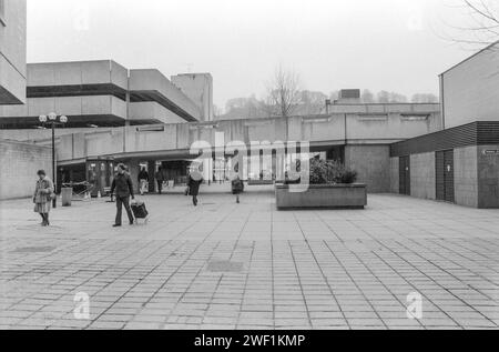 Southgate Shopping Centre avec parking à plusieurs étages sur la gauche, vu de Philip Street, Bath, Avon vers 1981 Banque D'Images