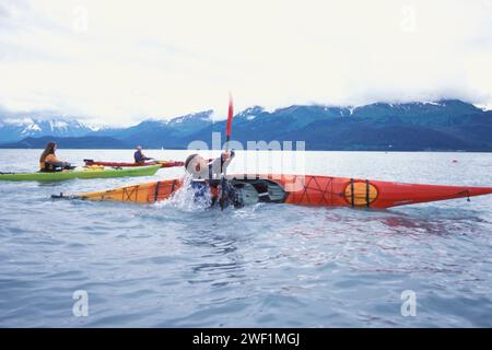 Un instructeur de kayak de mer démontre un rouleau esquimau à Resurrection Bay, Seward, centre-sud de l'Alaska Banque D'Images