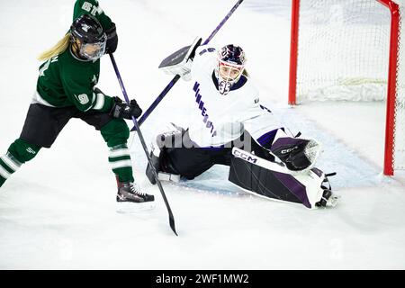 Centre Tsongas. 27 janvier 2024. Massachusetts, États-Unis ; le gardien de but du Minnesota Maddie Rooney (35 ans) s’étire sous la menace de l’attaquant de Boston Gigi Marvin (19 ans) lors d’un match de saison régulière de la PWHL entre Boston et Minnesota au Tsongas Center. (c) Burt Granofsky/CSM (image de crédit : © Burt Granofsky/Cal Sport Media). Crédit : csm/Alamy Live News Banque D'Images