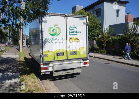 Un camion de livraison d'épicerie Woolworths garé dans une rue de banlieue à Adélaïde, Australie du Sud, Australie Banque D'Images