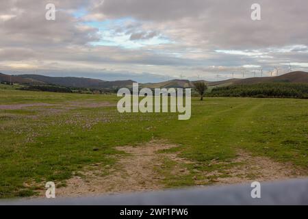 Ourol, Espagne ; 09 09 2023 : éoliennes dans les montagnes par temps nuageux Banque D'Images