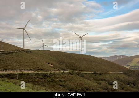 Ourol, Espagne ; 09 09 2023 : éoliennes dans les montagnes par temps nuageux Banque D'Images