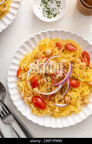 Courge spaghetti aux pois chiches et tomates garnie d'oignon rouge, faible teneur en glucides et idée de recette végétalienne, vue aérienne Banque D'Images