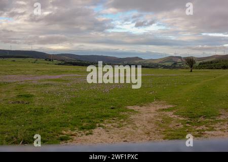 Ourol, Espagne ; 09 09 2023 : éoliennes dans les montagnes par temps nuageux Banque D'Images