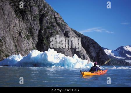 Kayakiste pagayant sur les banquises au lac Bear Glacier, parc national Kenai Fjords, Alaska Banque D'Images