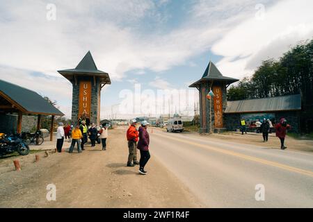 Ushuaia, argentine - 2 décembre 2023 entrée du portail d'accueil à la route 3 scène de paysage de l'après-midi. Photo de haute qualité Banque D'Images