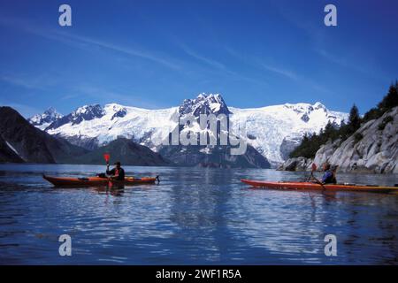 Kayakistes de mer pagayant dans Resurrection Bay, Seward, sud-centre de l'Alaska Banque D'Images