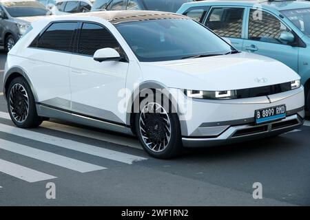 Voiture électrique, hyundai Ioniq 5 dans la zone commerciale Jakarta, Indonésie. IONIQ 5 avec plate-forme modulaire électrique-globale (E-GMP). Banque D'Images