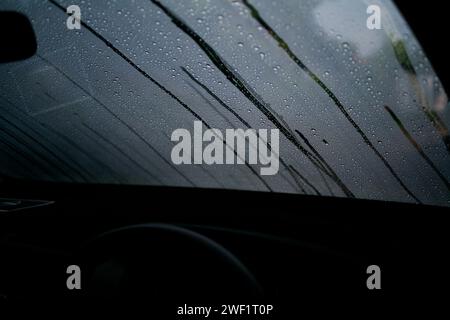 vue rapprochée de la voiture en sueur avec de la rosée sur tout le pare-brise Banque D'Images