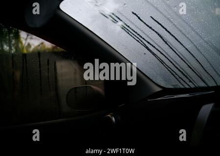 vue rapprochée de la voiture en sueur avec de la rosée sur tout le pare-brise Banque D'Images